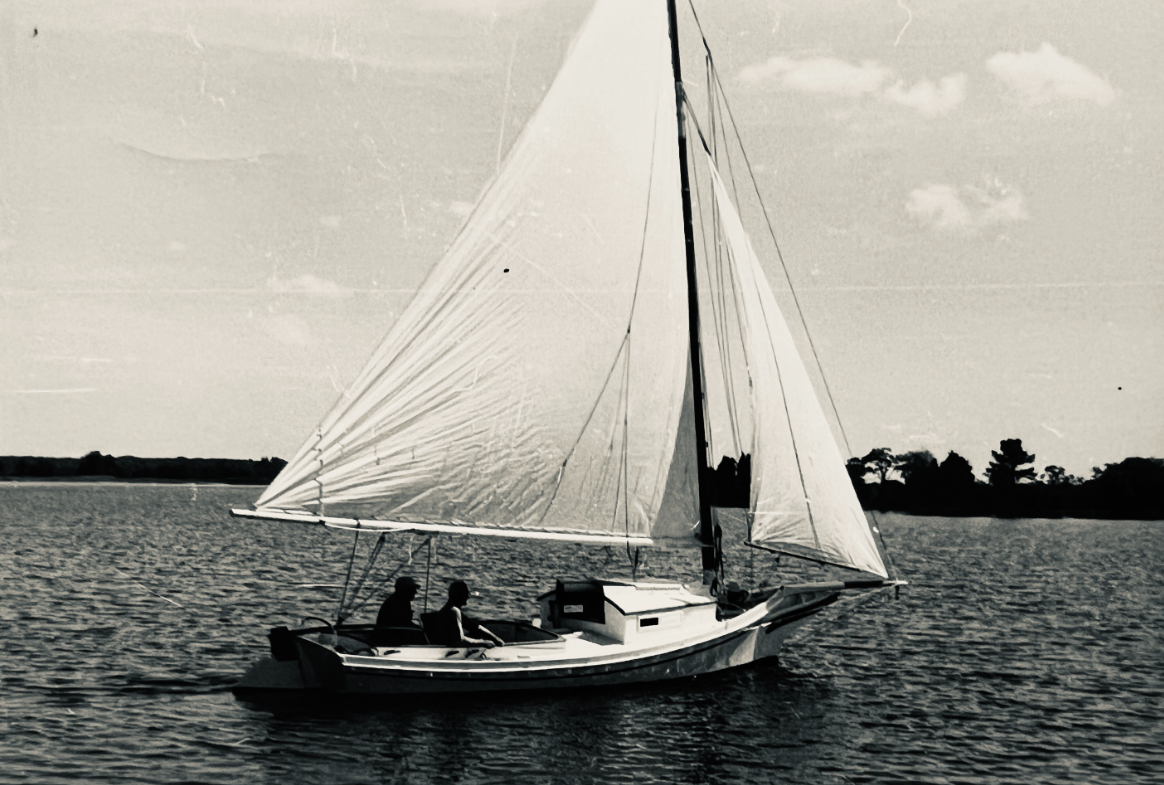 If it looks like a “mini Skipjack”, that's a Crabbing Bateau 