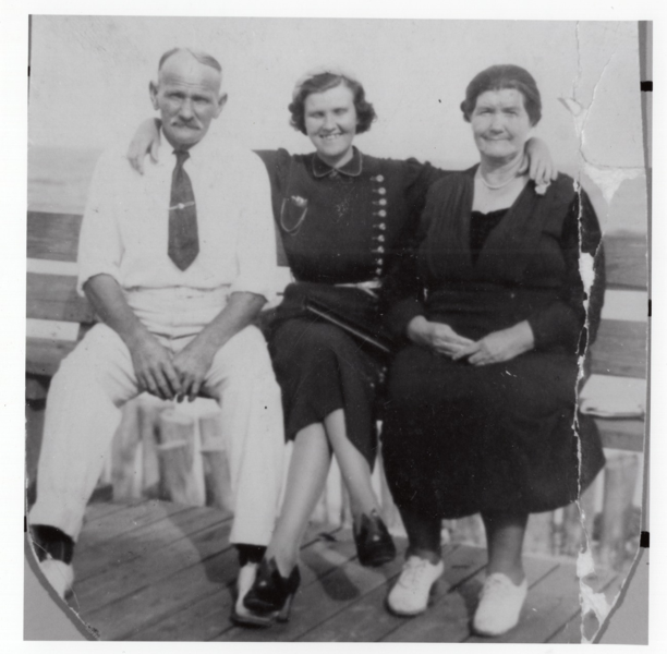 Decoy carver and boatbuilder Ira D. Hudson with his sisters Erma and Eva at Chincoteague, Va. Unknown Date CBMM Cat. No. 0000.1067.0002.00